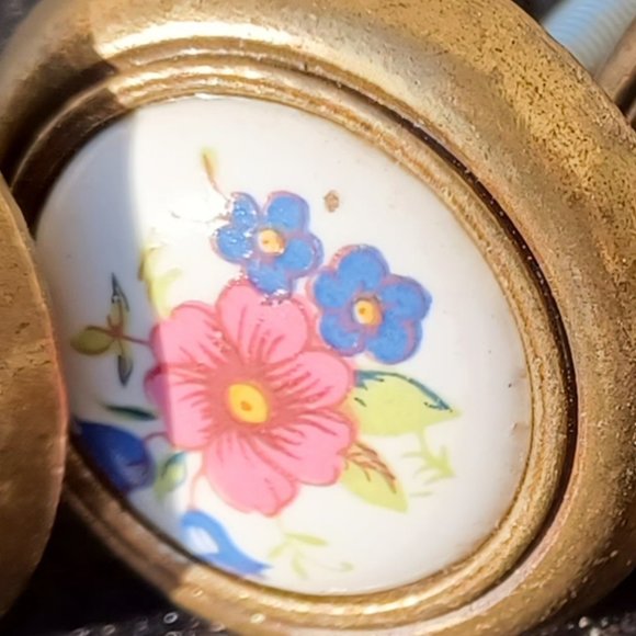 Vintage Brass and porcelain knobs with pink flowers, four sweet cottage core - Picture 4 of 4